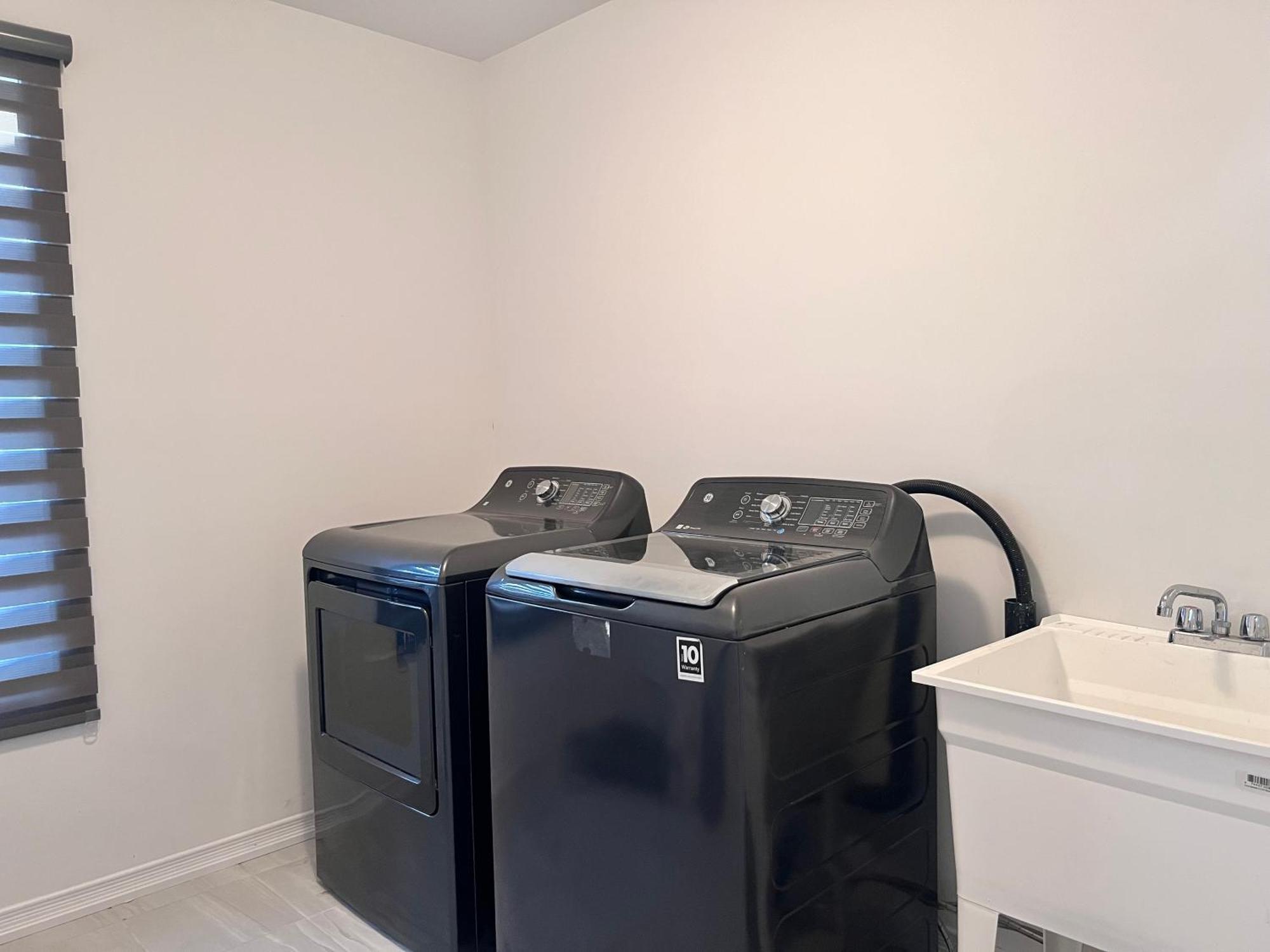 Spacious 4-Bedroom Home, Comfortably Sleeps 10 Barrie Exterior foto